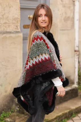 Cape poncho en maille motifs aztèques tons noir et bordeaux avec fausse fourrure