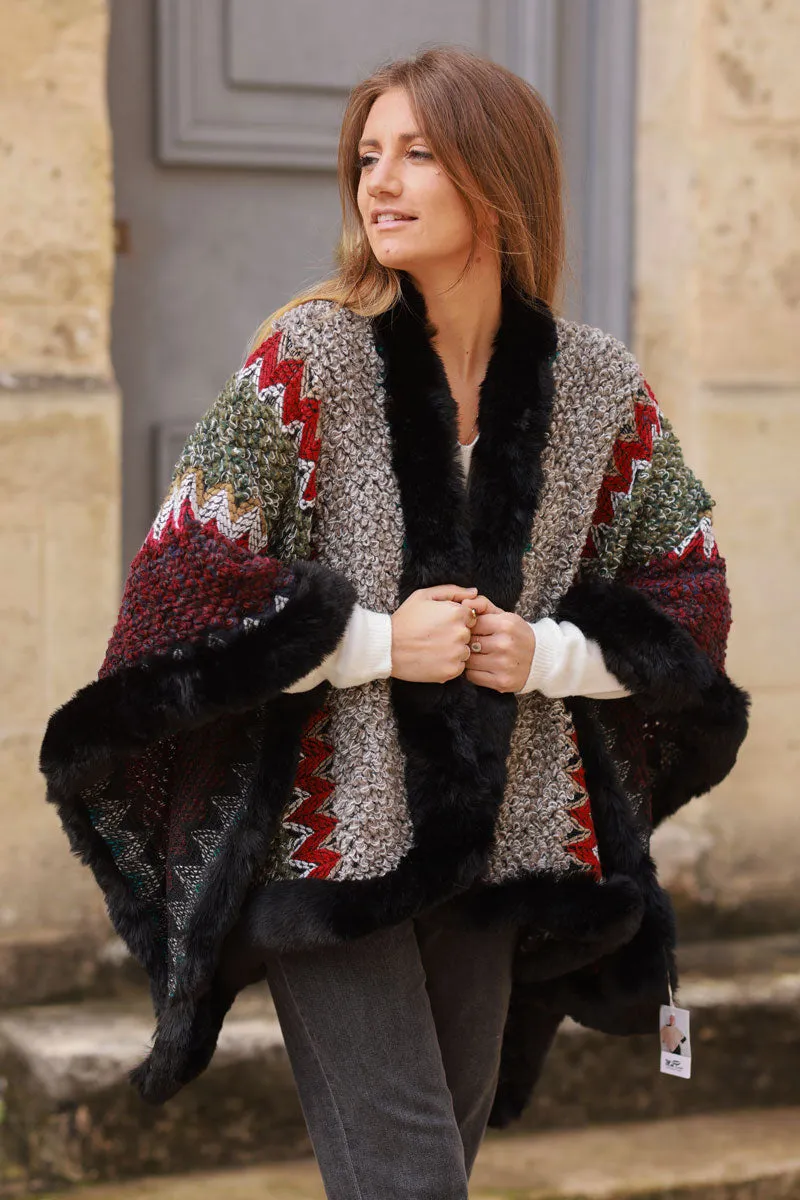 Cape poncho en maille motifs aztèques tons noir et bordeaux avec fausse fourrure